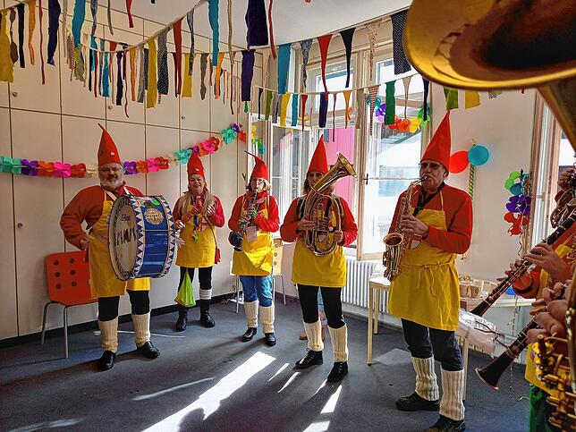 Bild 6: Viel Musik und gute Laune: Närrische Musiker bringen Fasnachtsstimmung in die SÜDKURIER-Redaktion