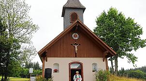 Vor der hübschen Nußhurt-Kapelle zelebriert Pfarrer Schwer die Messe. Foto: hjk