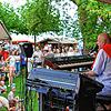 Routinier Jürgen Waidele weiß genau, was beim Publikum ankommt, von jazzigen Schlager bis hin zur „Fischerin vom Bodensee“