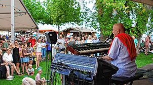 Routinier Jürgen Waidele weiß genau, was beim Publikum ankommt, von jazzigen Schlager bis hin zur „Fischerin vom Bodensee“