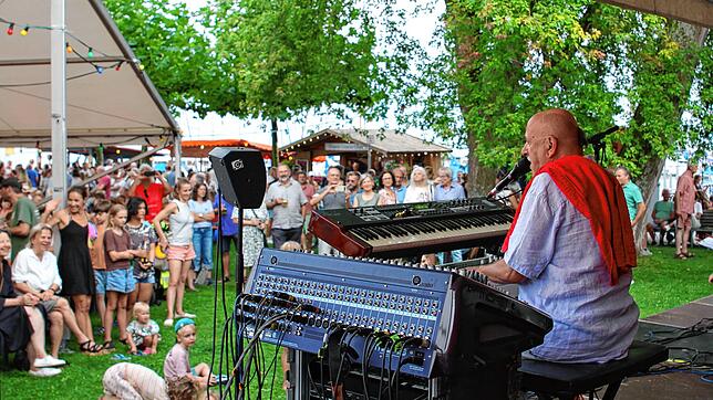 Routinier Jürgen Waidele weiß genau, was beim Publikum ankommt, von jazzigen Schlager bis hin zur „Fischerin vom Bodensee“