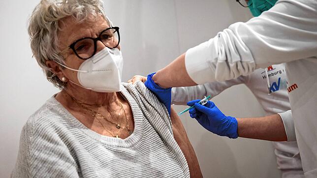 Eine 83-jährige Frau wird in einem Impfzentrum gegen Corona geimpft.