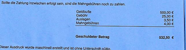 Bild 3: Drei Konstanzer Teenager warten gemeinsam vor dem Polizeirevier Radolfzell. Für diesen Verstoß gegen die Corona-Verordnung sollen sie nun jeweils 500 Euro Strafe zahlen