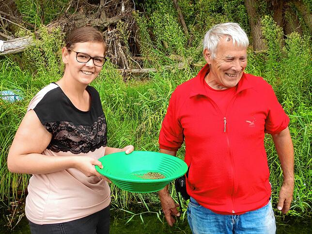 Reporterin Sira Huwiler-Flamm lernt beim Goldwasch-Workshop von Franz-Josef Andorf, wie man die Waschpfanne schwingt und worauf es beim ...