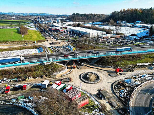 Ein Blick von oben zeigt: Die Mittelinseln der beiden Kreisel sind bereits fertig. Auch die Straßenbegrenzungen sind erkennbar. Was noch ...