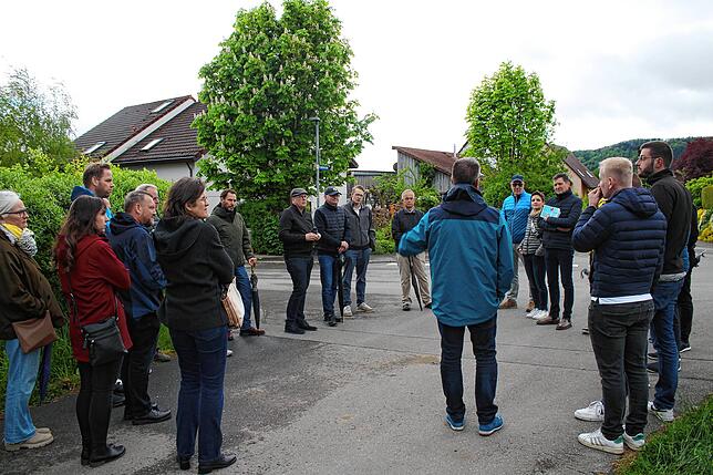 Mit Blick in die Friedhofstraße beschrieben die Wahlwieser CDU-Ortschaftsrats-Kandidaten den Teilnehmern die aktuelle Verkehrssituation.