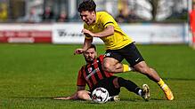 Das Duell zwischen dem FC Bodman-Ludwigshafen (Göghan Bahadir, links) und dem FC Öhningen-Gaienhofen (Nicolas Grieger) blieb torlos.