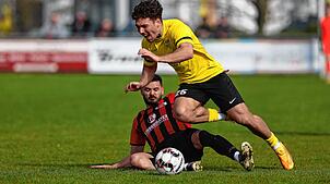 Das Duell zwischen dem FC Bodman-Ludwigshafen (Göghan Bahadir, links) und dem FC Öhningen-Gaienhofen (Nicolas Grieger) blieb torlos.