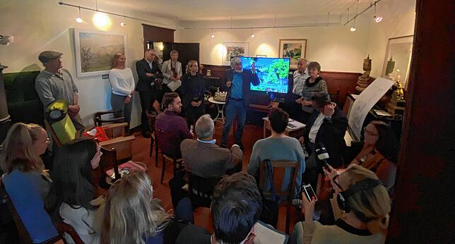 Volles Haus in den doch kleinen Räumen des Hesse-Hauses. Zahlreiche Interessierte und Verfahrensbeteiligte drängen sich in den Salon, um ...