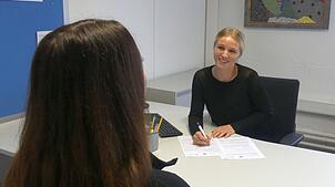 Integrationsmanagerin Agnes Salmen in einem Beratungsgespräch. Laut übereinstimmender Meinung im Verwaltungsausschuss der Stadt ...
