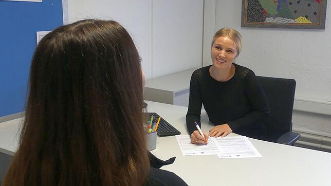 Integrationsmanagerin Agnes Salmen in einem Beratungsgespräch. Laut übereinstimmender Meinung im Verwaltungsausschuss der Stadt ...