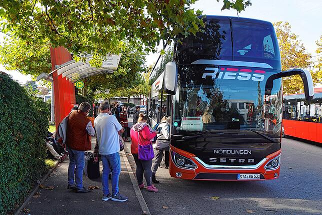 In Radolfzell steigen am frühen Montagnachmittag hauptsächlich Schüler in einen Bus des Schienenersatzverkehrs zwischen Allensbach und ...