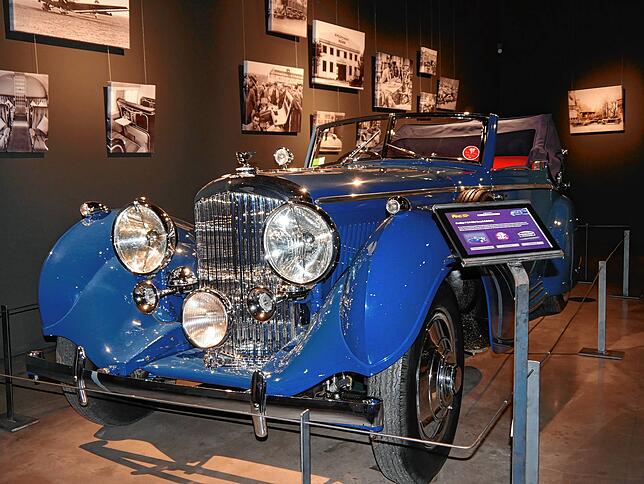Hinter diesem Auto steckt eine Geschichte: der Mercedes Benz Roadster 380 in den Farbe Blau und Rot.