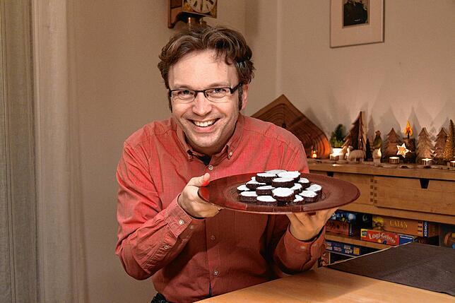 Stephan Freißmann mit Butterbrot-Keksen.