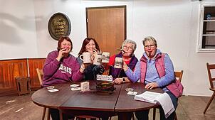 Die Frauen haben den Stammtisch übernommen (von links): Carmen Allweier, Monika Graf, Veronika Ruess und Elke Weißhaar.