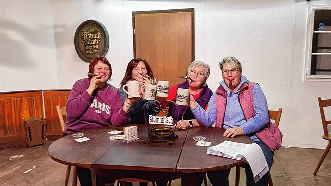 Die Frauen haben den Stammtisch übernommen (von links): Carmen Allweier, Monika Graf, Veronika Ruess und Elke Weißhaar.