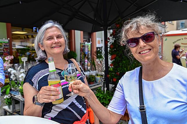 Kamen aus der Schweiz und sind eher zufällig auf dem Weinfest gelandet: Gisela Herlein (rechts) und Jussara Wilhelm.