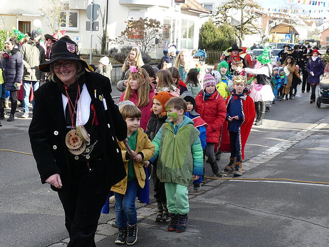 Bild 5: Fasnacht in Bermatingen: 100. Narrenbaum und 55 Jahre Zimmergilde – Die besten Bilder!
