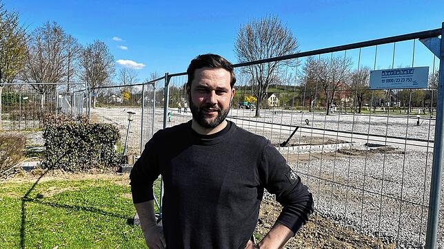Claudius Wirth steht vor dem Absperrzaun, der seinen Campingplatz trennt. Bei einem Starkregenereignis wurden 200 seiner 258 Plätze ...