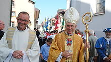 Erzbischof Georg Gänswein (rechts) war bekannteter Gast der Chilbi. Daneben der Waldshuter Pfarrer Ulrich Sickinger.