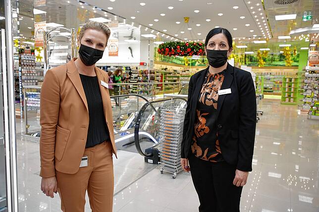 Verkaufsleiterin Patrizia Pironti und Bezirksleiterin Nicole Händel freuen sich, dass Müller im Cano nun doppelt so viel Platz hat.