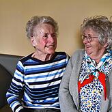 Die beiden vollständig geimpften Annemarie Schmid (links) und Brunhilde Mäntele freuen sich neben verschiedenen Angeboten über die ...