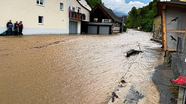 Die Durchgangsstraße in Grimmelshofen versank unter Wasser- und Schlammmassen.