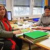 Um der Raumnot an der Wessenbergschule Herr zu werde, müssen Schulleiterin Silke Hartleb (links) und ihre Stellvertreterin Simone ...