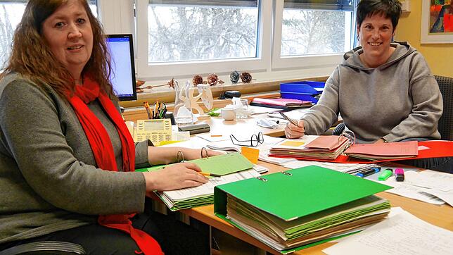 Um der Raumnot an der Wessenbergschule Herr zu werde, müssen Schulleiterin Silke Hartleb (links) und ihre Stellvertreterin Simone ...