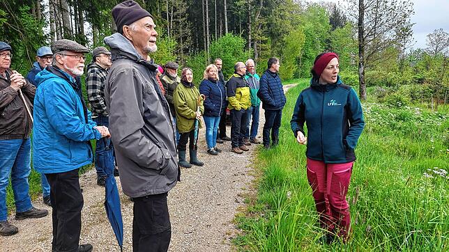Reichlich Fragen stellte die Gruppe an Revierförsterin Lena Wibbelt (rechts).