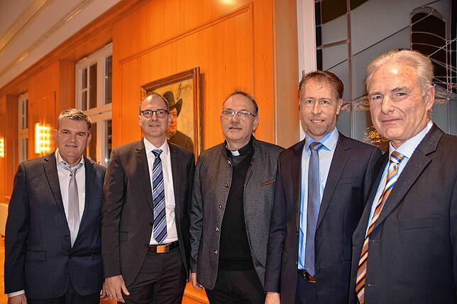 Die Hauptredner des Winzertrunks: (von links) Geschäftsführer Tobias Keck, Bürgermeister Volker Frede, Pfarrer Matthias Schneider, der ...