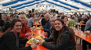 Eine Szene aus dem Jahr 2023: gute Stimmung bei Blasmusik, dazu leckeres Mittagessen. Beim Blütenfest wird diesmal an fünf Tagen ...