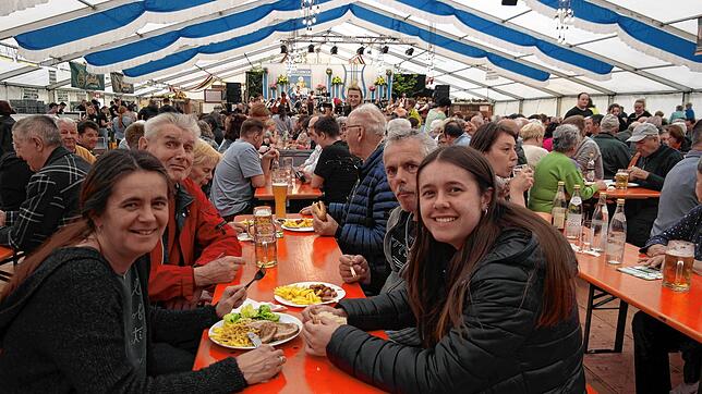 Eine Szene aus dem Jahr 2023: gute Stimmung bei Blasmusik, dazu leckeres Mittagessen. Beim Blütenfest wird diesmal an fünf Tagen ...