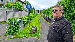 B33-Anwohner Peter Münst zeigt auf das Fußgängerschild am Ortseingang von Markdorf. Fahrradfahrer würden es häufig missachten, sagt er. ...