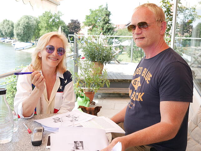 Redaktionsleiter Alexander Möhnle bespricht mit Gaby Hauptmann auf ihrer Terrasse in Allensbach am Bodensee die bevorstehende Sendung. ...