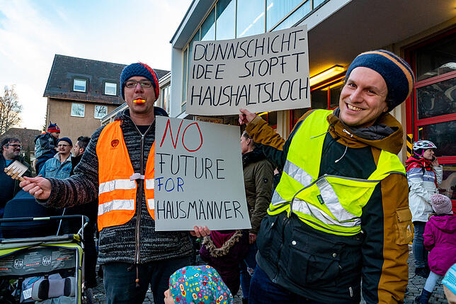 Protestierende Hausmänner. Florian Gerber (links) und Manuel Seeger finden es nicht gut, was der OB so plant.