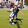 Der Gutmadinger Darius Steiner (rechts) setzt sich gegen den Schonacher Ezer Browne durch. Die Partie FC Schonach gegen FC Gutmadingen ...