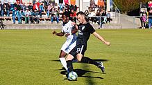 Der Gutmadinger Darius Steiner (rechts) setzt sich gegen den Schonacher Ezer Browne durch. Die Partie FC Schonach gegen FC Gutmadingen ...