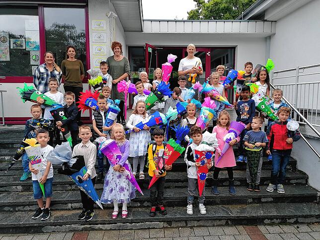 Die Klasse 1 der Grundschule Überlingen am Ried mit ihren Klassenlehrerinnen Cornelia Haupt (oben rechts) und Katharina Augenstein (oben ...