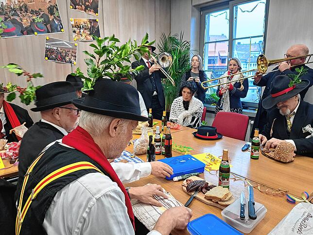 Gemeinsam wird gegessen.