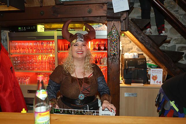 Bild 12: Konstanzer Straßenfasnacht 2025: Auch am Freitagabend wird in den Gassen gefeiert