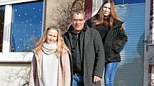 Fühlen sich pudelwohl im Ortsteil Altheim: Axel Philipp und Bettina Kalisch mit ihrer Tochter Leonie. Die Zufriedenheit der Bevölkerung ...