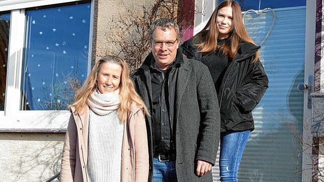Fühlen sich pudelwohl im Ortsteil Altheim: Axel Philipp und Bettina Kalisch mit ihrer Tochter Leonie. Die Zufriedenheit der Bevölkerung ...