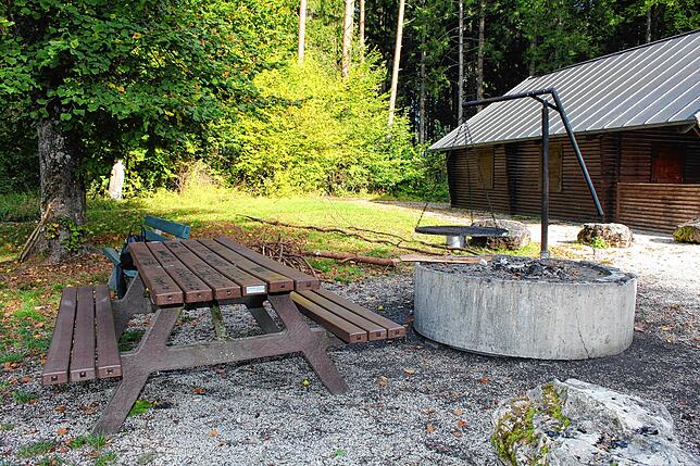 Zur Bumbishütte gehört ein kleiner Grillplatz, der oft von Beschädigungen tangiert ist.
