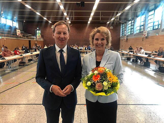 Eine Bürgermeisterin für Waldshut-Tiengen: Petra Dorfmeister nach der Verkündung des Wahlergebnisses am 27. Juni 2022 mit ...