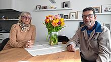 Barbara Kellenberger und ihr Mann Daniel Kern daheim am Esstisch in ihrem Haus in Wehrhalden. Seit mehreren Jahren schon leben sie in ...