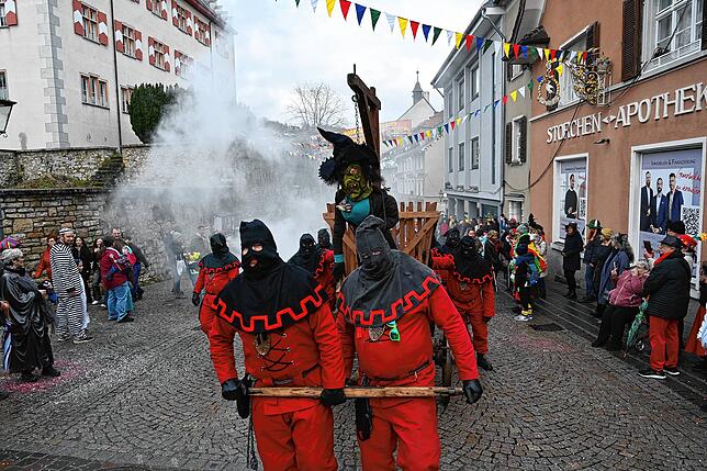 Bedrohliche Gestalten sorgten beim Narrenumzug für närrisches Furore, denn sie hatten es auf unschuldige Zuschauerinnen abgesehen, die ...