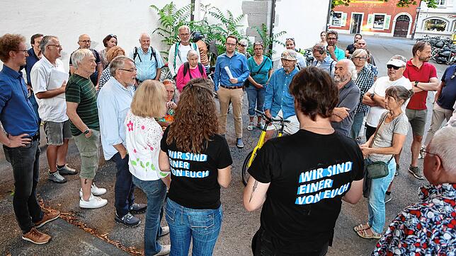 Das SÜDKURIER-Stadtgespräch auf dem Stephansplatz am 22. August. Zahlreiche sind Anwohner, Stadträte und Vertreter der Verwaltung ...