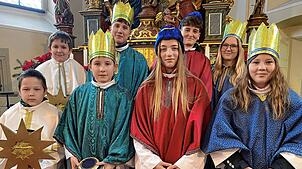 Die Birkendorfer Sternsinger (vorne, von links): Simon Gamper, Lorenz Fischer, Sophia Rogg, Martha Dörflinger. Hinten, von links: Luca ...
