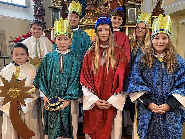 Die Birkendorfer Sternsinger (vorne, von links): Simon Gamper, Lorenz Fischer, Sophia Rogg, Martha Dörflinger. Hinten, von links: Luca ...